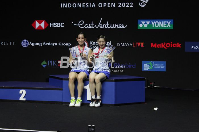 Pasangan ganda putri Jepang Nami Matsuyama/Chiharu Shida (kanan) meraih gelar juara Indonesia Open 2022 seusai mengalahkan Yuki Fukushima/Sayaka Hirota (kanan) 18-21, 21-14, 21-17, di Istora Senayan, Gelora Bung Karno, Jakarta, Minggu (19/6/2022).