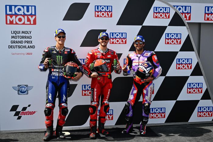 Dari kiri ke kanan, Fabio Quartararo (Monster Energy Yamaha), Francesco Bagnaia (Ducati), dan Johann Zarco (Pramac Ducati) setelah sesi kualifikasi MotoGP Jerman 2022 di Sachsenring, Sabtu (18/6/2022).