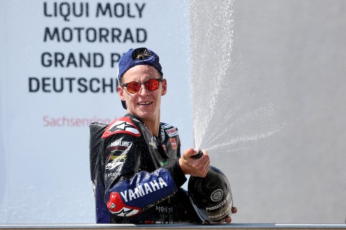 Pembalap Monster Energy Yamaha, Fabio Quartararo, merayakan kemenangan pada balapan seri ke-10 MotoGP Jerman di Sachsenring, Jerman, 19 Juni 2022.