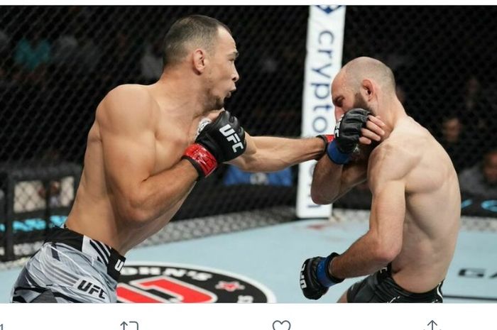 Pertarungan jagoan teman Khamzat Chimaev, Guram Kutateladze (kanan), menghadapi Damir Ismagulov di UFC Austin, Minggu (19/6/2022) WIB.