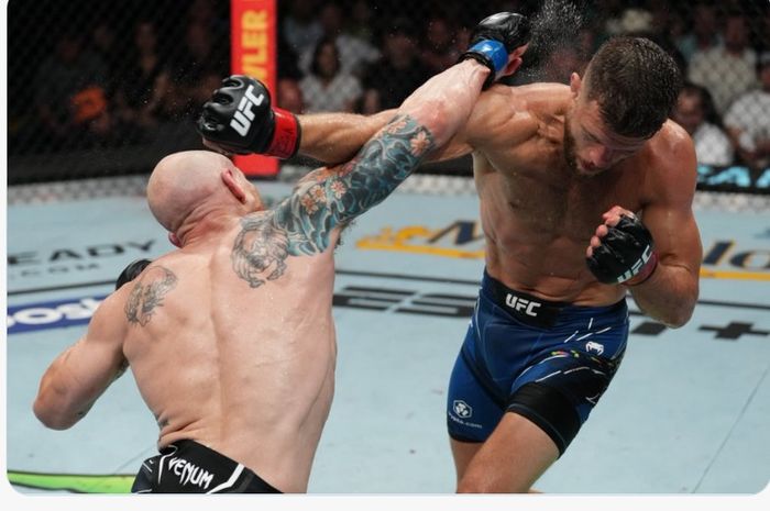 Duel antara Calvin Kattar (kanan) dengan Josh Emmett di main event UFC Austin, Minggu (19/6/2022) WIB.