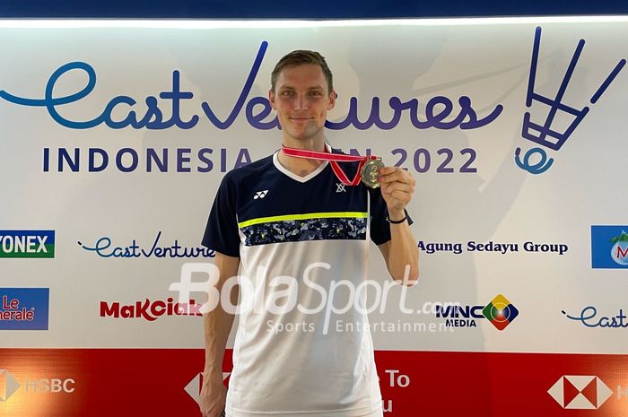 Pebulu tangkis tunggal putra Denmark, Viktor Axelsen, berpose setelah menjuarai Indonesia Open 2022 di Istora Senayan, Jakarta, pada Minggu (19/6/2022).