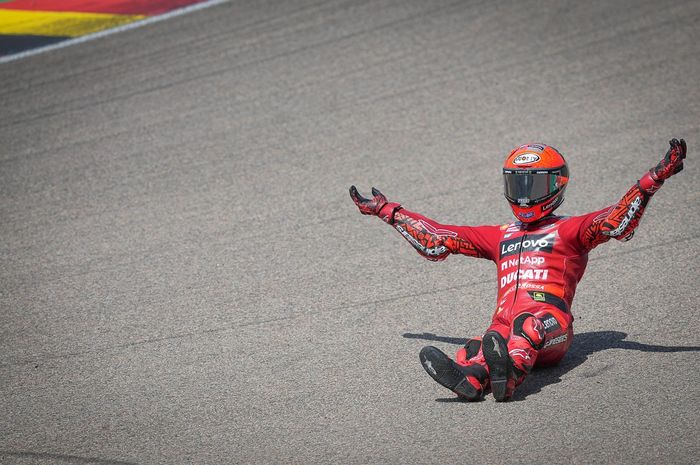 Pembalap Ducati Lenovo, Francesco Bagnaia, terjatuh saat menjalani balapan di MotoGP Jerman 2022, Minggu (19/6/2022)