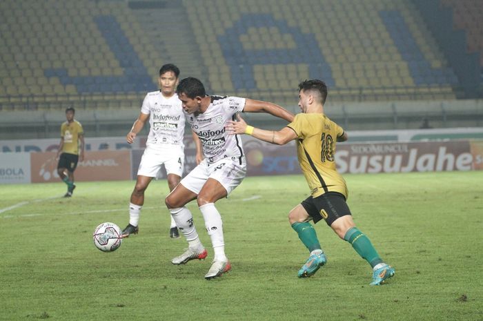 Duel Bali United versus Persebaya Surabaya dalam laga terakhir babak penyisihan Grup C Piala Presiden 2022 di Stadion Si Jalak Harupat, Soreang, Kabupaten Bandug, Senin (20/6/2022).