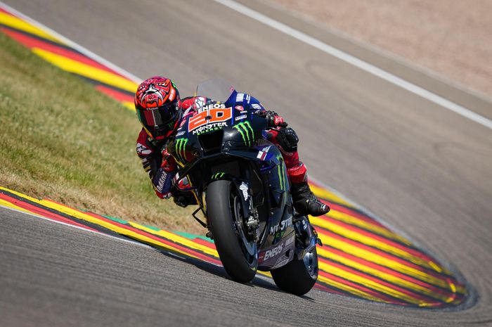 Pembalap Monster Energy Yamaha, Fabio Quartararo, ketika mengaspal pada MotoGP Jerman 2022 di Sachsenring, Minggu (19/6/2022).