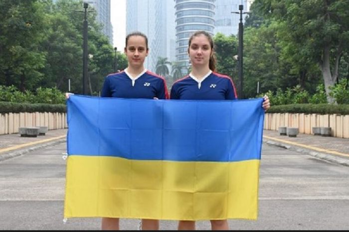 Zharka dan Mariia, pebulu tangkis Ukraina yang main di Indonesia Masters 2022 tanpa kepastian tiket pulang ke negaranya.