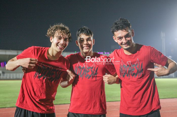 Tiga pemain keturunan yakni Jim Croque (kiri), Max Christoffel (tengah), dan Kai Davy Boham (kanan), nampak berfoto bersama seusai berlatih bersama timnas U-19 Indonesia di Stadion Madya, Senayan, Jakarta, 21 Juni 2022.