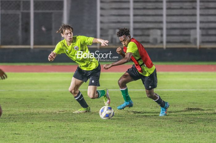 Pemain timnas U-19 Indonesia, Alexandro Felix Kamuru (kanan), sedang menguasai bola dan mendapatkan pengawalan ketat dari pemain keturunan bernama Jim Croque (kiri) di Stadion Madya, Senayan, Jakarta, 21 Juni 2022.
