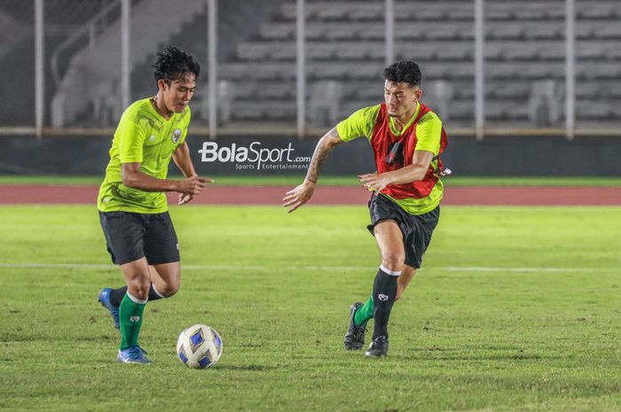 Pemain keturunan bernama Kai Davy Boham (kanan) sedang mengawal ketat salah satu pilar timnas U-19 Indonesia di Stadion Madya, Senayan, Jakarta, 21 Juni 2022.