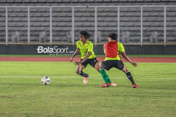 Ronaldo Kwateh (kiri) sedang berusaha melewati lawannya saat latihan timnas U-19 Indonesia di Stadion Madya, Senayan, Jakarta, 21 Juni 2022.