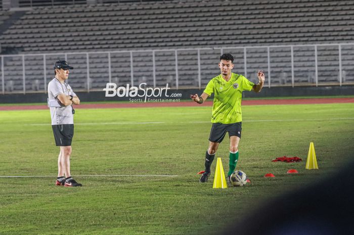 Pelatih timnas U-19 Indonesia, Shin Tae-yong (kiri), sedang memantau pemain keturunan bernama Kai Davy Boham (kanan) di Stadion Madya, Senayan, Jakarta, 21 Juni 2022.