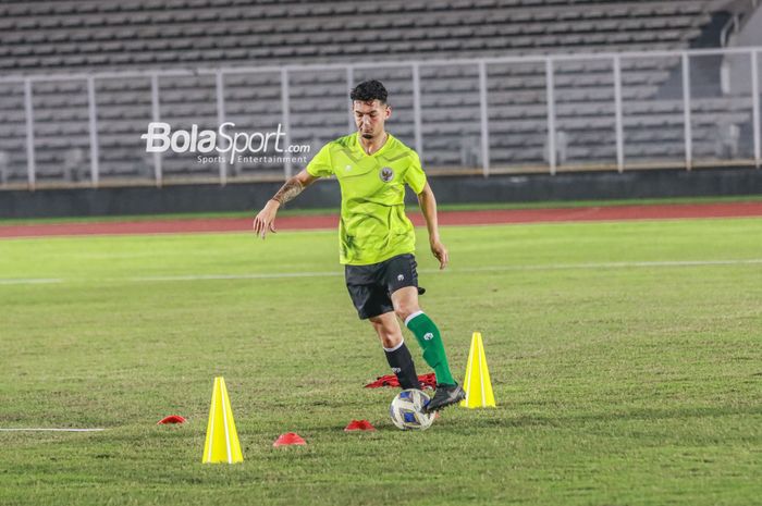 Pemain keturunan bernama Kai Davy Boham sedang menguasai bola dalam latihannya bersama timnas U-19 Indonesia di Stadion Madya, Senayan, Jakarta, 21 Juni 2022.