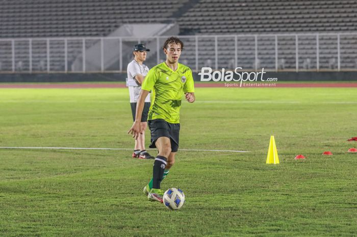 Pemain keturunan bernama Jim Croque sedang menguasai bola dalam latihannya bersama timnas U-19 Indonesia di Stadion Madya, Senayan, Jakarta, 21 Juni 2022.