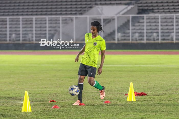 Ronaldo Kwateh sedang menguasai bola dalam latihannya bersama timnas U-19 Indonesia di Stadion Madya, Senayan, Jakarta, 21 Juni 2022.