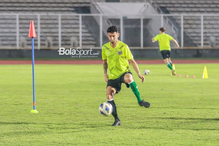 Pemain keturunan bernama Kai Davy Boham sedang menguasai bola saat ikut latihan bersama di Stadion Madya, Senayan, Jakarta, 21 Juni 2022.