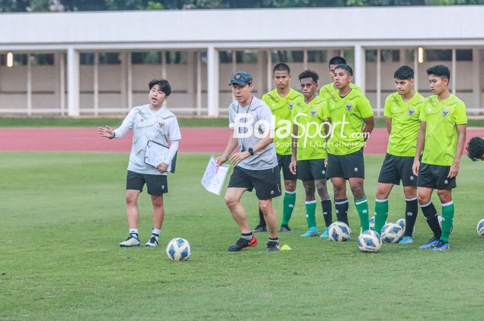 Pelatih timnas U-19 Indonesia, Shin Tae-yong (pakai topi), sedang memberikan contoh umpan kepada para pemainnya di Stadion Madya, Senayan, Jakarta, 21 Juni 2022.