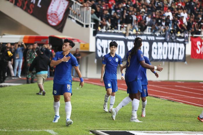 Bek PSIS, Alfeandra Dewangga (kiri), merayakan gol ke gawang Persis Solo di Piala Presiden 2022.