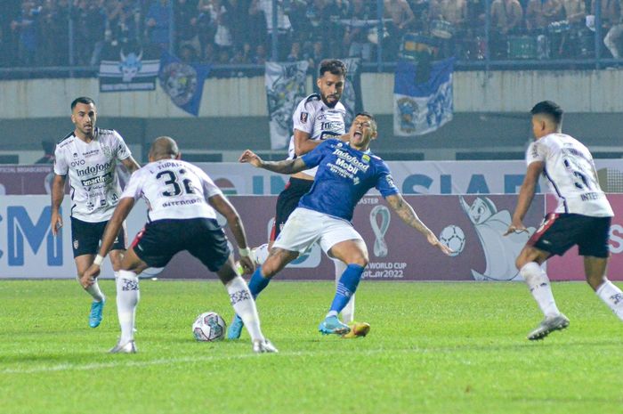 Duel Persib Bandung melawan Bali United di laga perdana Grup C Piala Presiden 2022.
