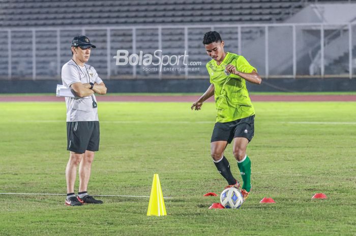 Pelatih timnas U-19 Indonesia, Shin Tae-yong (kiri), sedang memantau pemainnya bernama Muhammad Ferrari (kanan) yang sedang berlatih di Stadion Madya, Senayan, Jakarta, 21 Juni 2022.