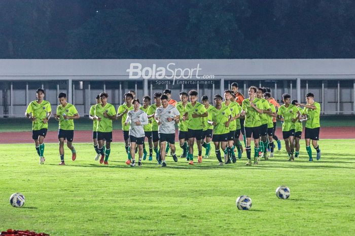 Skuat timnas U-19 Indonesia (skuad timnas U-19 Indonesia) sedang jogging saat berlatih di Stadion Madya, Senayan, Jakarta, 21 Juni 2022.