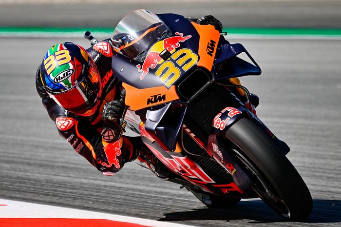 Ketika pembalap Red Bull KTM, Brad BInder, beraksi pada MotoGP Catalunya 2022 di Sirkuit Barcelona, 3-5 Juni 2022.