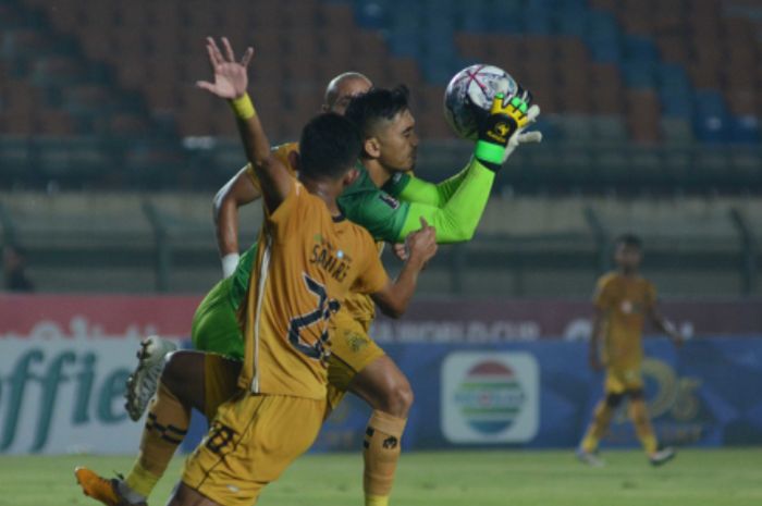 Penjaga gawang Persib Bandung, Fitrul Dwi Rustapa saat menangkap bola dalam laga melawan Bhayangkara FC pada laga pamungkas Grup C Piala Presiden 2022 di Stadion Si Jalak Harupat, Kabupaten Bandung, Rabu (22/6/2022). 
