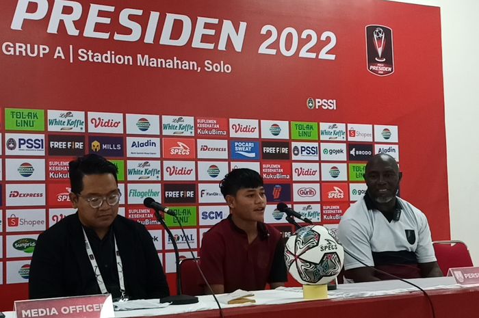 Pemain dan Pelatih Persis Solo, Zanadin Fariz dan Jacksen F Tiago, dalam sesi jumpa pers seusai laga melawan PSIS Semarang, di Stadion Manahan, Surakarta, Jawa Tengah, Selasa (21/6/2022).