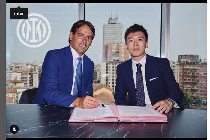 Simone Inzaghi (kiri) bersama Presiden Inter Milan, Steven Zhang, dalam penandatanganan kontrak baru (21/6/2022).