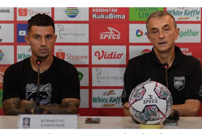 Stefano Lilipaly (kiri) dan Milomir Seslija (kanan) pada sebuah konferensi pers jelang laga lanjutan Grup B Piala Presiden 2022 antara Borneo FC melawan Barito Putera, Rabu (22/6/2022).