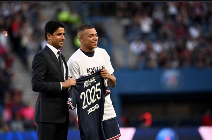Presiden PSG, Nasser Al-Khelaifi berfoto bersama Kylian Mbappe usai sang pemain bertahan hingga 2025.