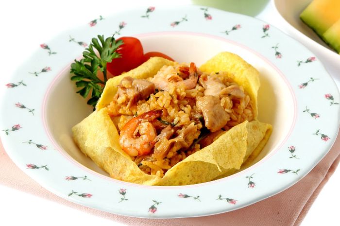 Sajian nasi goreng khas Thailand dengan dadar telur