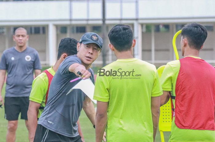 Pelatih timnas U-19 Indonesia, Shin Tae-yong (kiri), sedang memberikan intruksi kepada sejumlah pemainnya di Stadion Madya, Senayan, Jakarta, 23 Juni 2022.