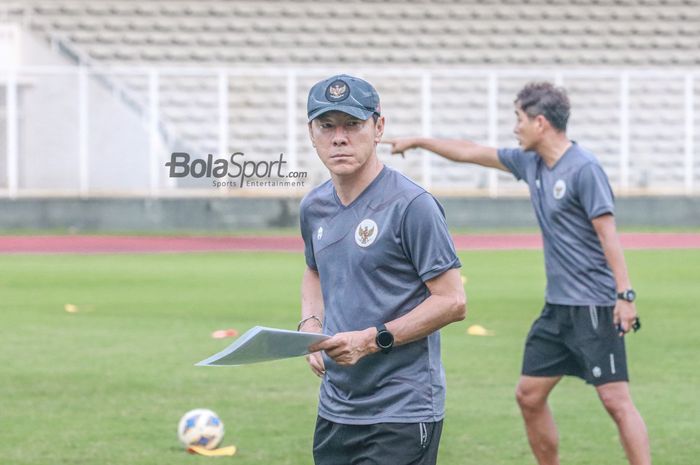 Pelatih timnas U-19 Indonesia, Shin Tae-yong (kiri), sedang memimpin latihan di Stadion Madya, Senayan, Jakarta, 23 Juni 2022.