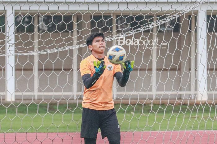 Cahya Supriadi sedang menangkap bola dalam latihannya bersama timnas U-19 Indonesia di Stadion Madya, Senayan, Jakarta, 23 Juni 2022.