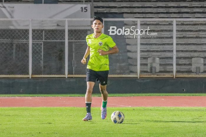 Marselino Ferdinan sedang menguasai bola dalam latihannya bersama timnas U-19 Indonesia di Stadion Madya, Senayan, Jakarta, 23 Juni 2022.