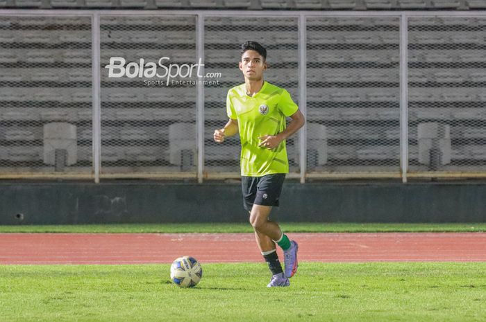 Marselino Ferdinan sedang menguasai bola dalam latihannya bersama timnas U-19 Indonesia di Stadion Madya, Senayan, Jakarta, 23 Juni 2022.