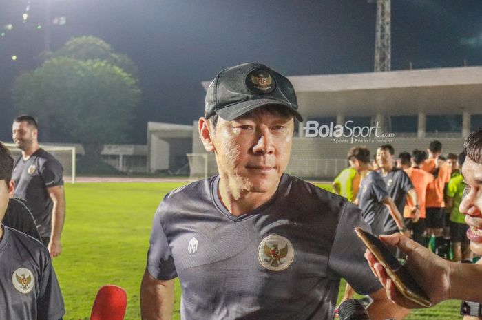 Pelatih timnas U-19 Indonesia, Shin Tae-yong, sedang memberikan keterangan kepada awak media di Stadion Madya, Senayan, Jakarta, 23 Juni 2022.