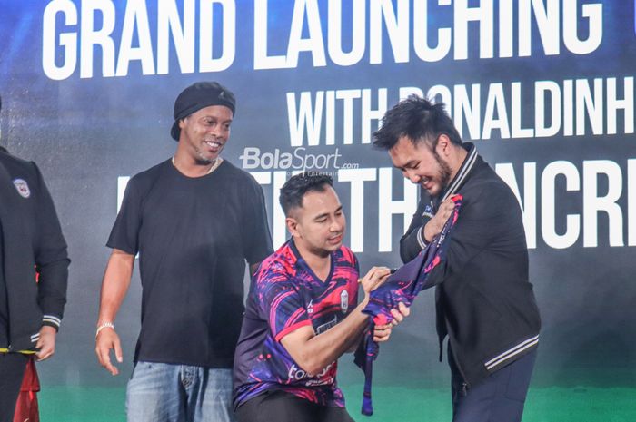 Dua chairman RANS Cilegon FC, Raffi Ahmad (tengah) dan Rudy Salim (kanan), sedang antusias dengan jersey timnya dan ditemani Ronaldinho (kiri) di Menara Mandiri, Senayan, Jakarta, 24 Juni 2022.