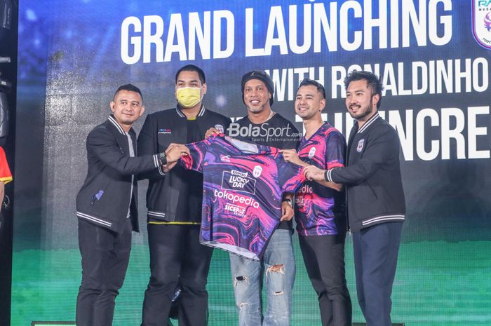 (Dari kiri ke kanan) Roofi Ardian selaku Presiden RANS Nusantara FC, Dito Ariotedjo selaku Chairman RANS Nusantara FC, Ronaldinho, Raffi Ahmad selaku Chairman RANS Nusantara FC, dan Rudy Salim selaku Chairman RANS Nusantara FC, sedang berfoto dengan jersey terbaru tim di Menara Mandiri, Senayan, Jak