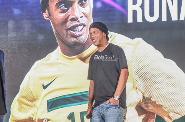 Ronaldinho nampak sumringah dalam sesi jumpa persnya di Menara Mandiri, Senayan, Jakarta, 24 Juni 2022.