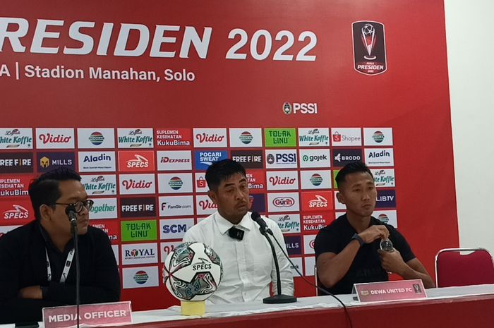 Nil Maizar dan Miftah Anwar Sani saat menghadiri konferensi pers pasca-pertandingan Persis Solo vs Dewa United di Stadion Manahan, Kamis (24/6/2022).
