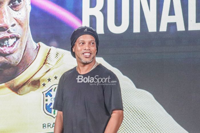 Ronaldinho nampak sumringah saat menghadiri acara grand launching jersey RANS Nusantara FC di Senayan, Jakarta, 24 Juni 2022.