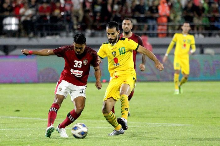 Pemain Bali United Andika Wijaya dijaga ketat pemain Kedah Darul Aman FC Mahmoud Almardi saat laga babak penyisihan Grup G AFC Cup 2022 yang berakhir dengen skor 2-0 di Stadion Kapten I Wayan Dipta Gianyar, Bali, Jumat (24/6/2022) malam.