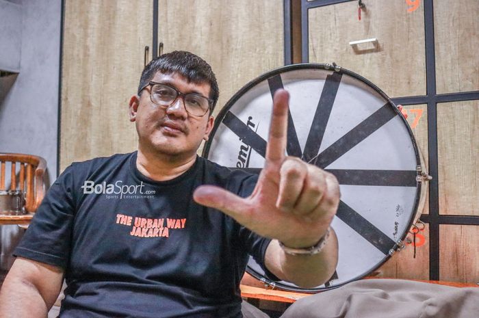 Ketua Umum The Jakmania, Diky Soemarno, sedang foto pose saat ditemui oleh BolaSport.com di markasnya Kuningan, Jakarta, 25 Juni 2022.