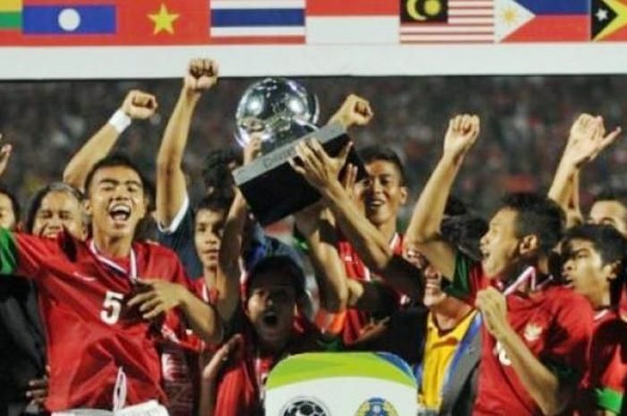 Para pemain Timnas Indonesia U-19 merayakan kemenangan setelah berhasil menjadi juara piala AFF 2013 mengalahkan Vietnam melalui adu penalti di Stadion Gelora Delta Sidoarjo, Minggu (22/9/2013).