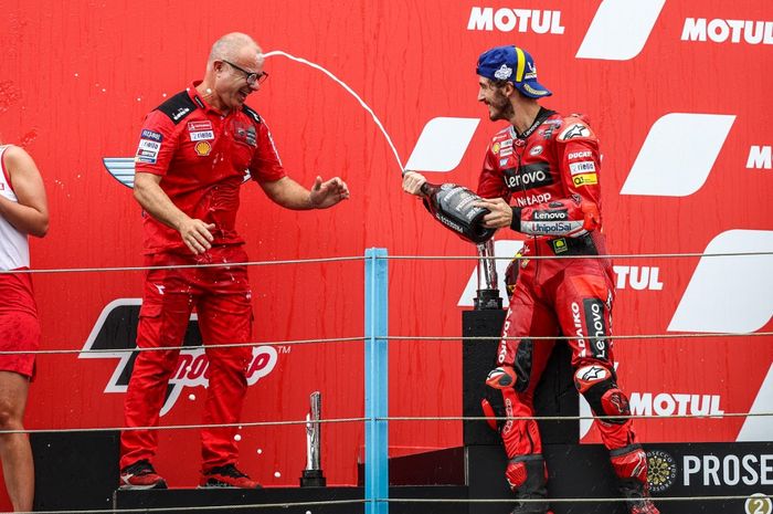 Pembalap Ducati, Francesco Bagnaia, melakukan selebrasi setelah menjadi juara MotoGP Belanda di Sirkuit Assen, Minggu (26/6/2022).