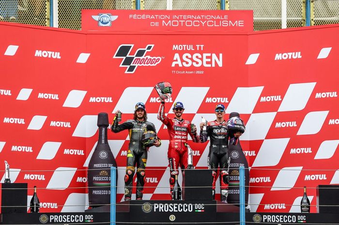 Dari kiri ke kanan, Marco Bezzecchi (Mooney VR46 Ducati), Francesco Bagnaia (Ducati), dan Maverick Vinales (Aprilia) di podium MotoGP Belanda di Sirkuit Assen, Minggu (26/6/2022).