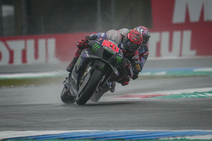 Aksi pembalap Monster Energy Yamaha, Fabio Quartararo, pada latihan bebas MotoGP Belanda di Sirkuit Assen, 24 Juni 2022.
