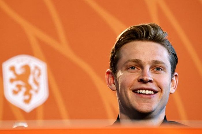 Frenkie de Jong saat berbicara dalam jumpa pers timnas Belanda (25/3/2022).