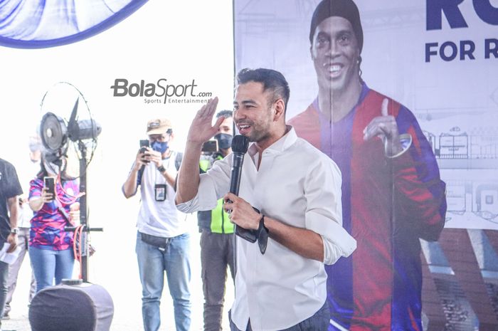 Chairman RANS Nusantara FC, Raffi Ahmad, nampak sumringah saat memberikan sambutan di Sport Center, Pantai Indah Kapuk, Tangerang, Banten, 27 Juni 2022.